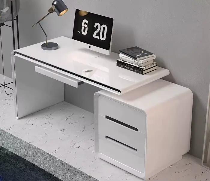 Bureau d'ordinateur moderne, bureau d'étude simple, poste de travail à domicile, table pour ordinate