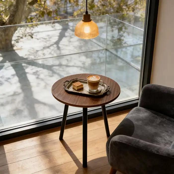 1 petite table basse à rotonité simple.