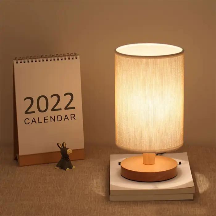Lampe de chevet USB avec abat-jour en bois et tissu pour chambre à coucher, bureau, salon ou cadeau d'occasion spéciale élégante et sophistiquée