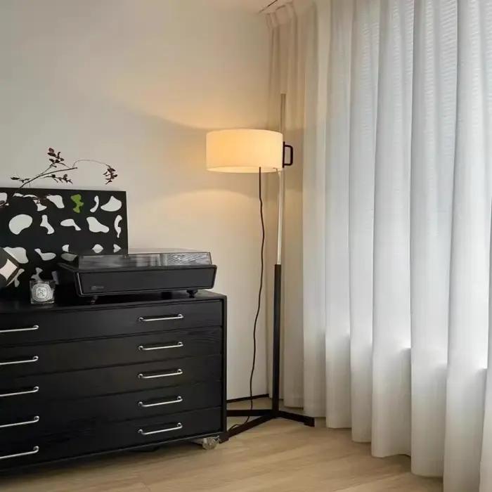 Lampe autoportante en tissu