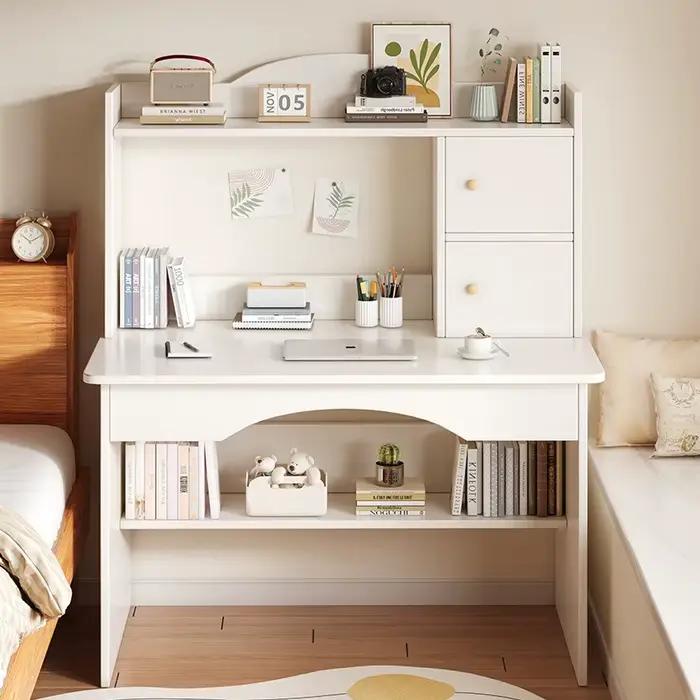 Bureau à domicile avec bibliothèque intégrée