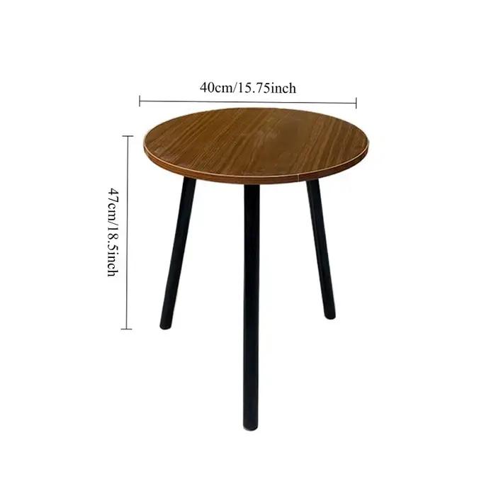 1 petite table basse à rotonité simple.