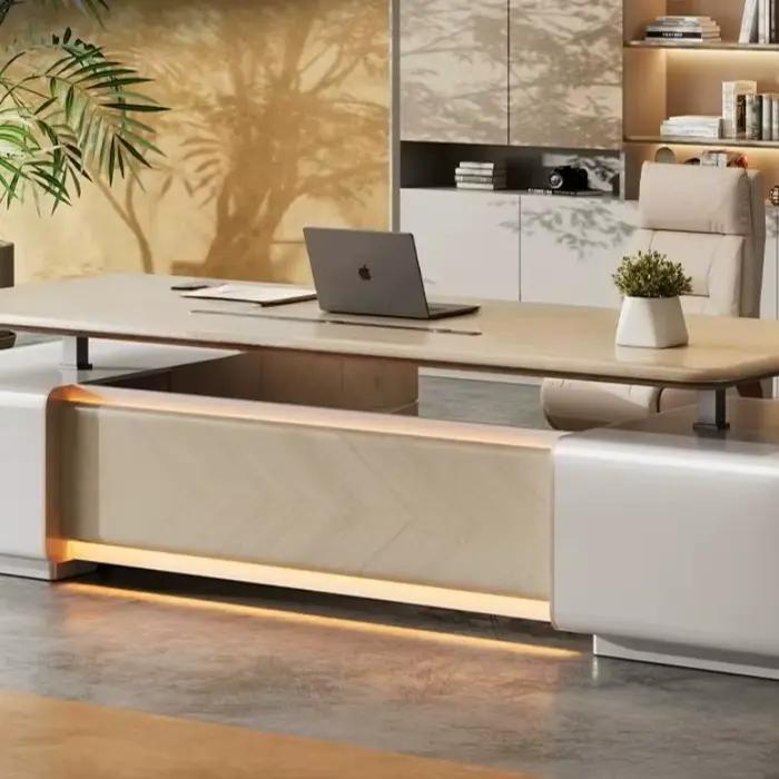 Bureau de direction moderne et élégant avec chaise