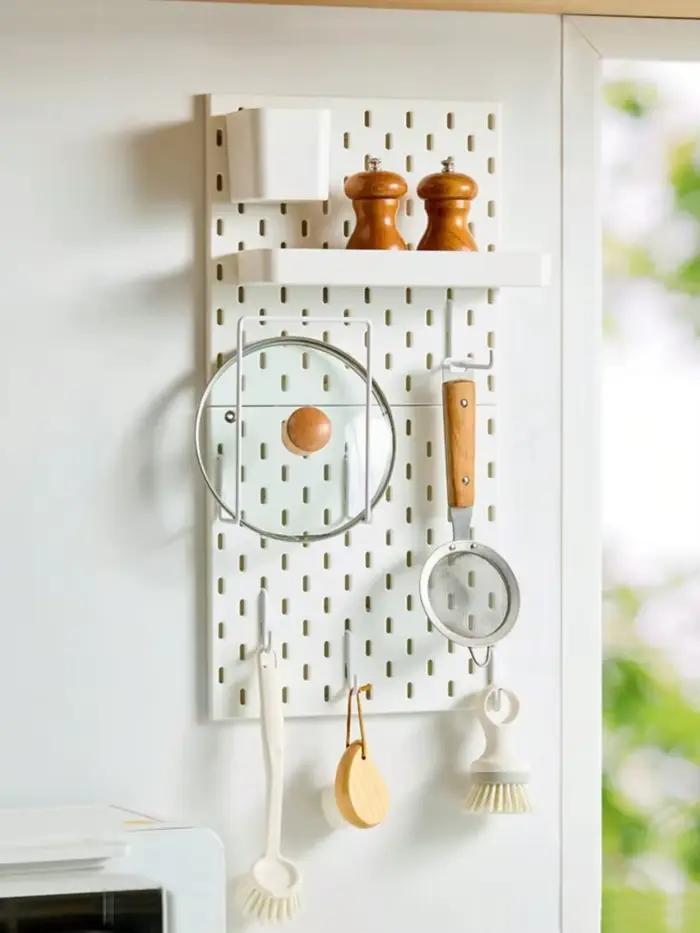 Planche de rangement facile à installer avec crochets