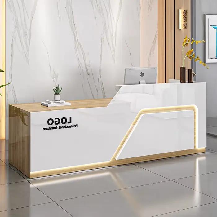 Bureau d'accueil personnalisable avec cadre en métal robuste et finition élégante pour un accueil professionnel et moderne en entreprise ou boutique