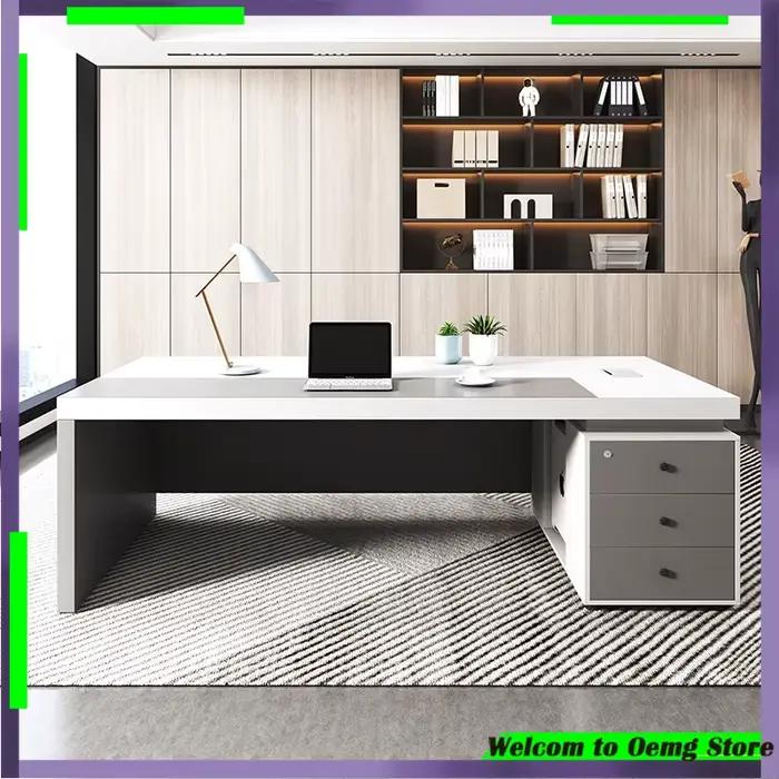 Bureau d'ordinateur de direction à la mode