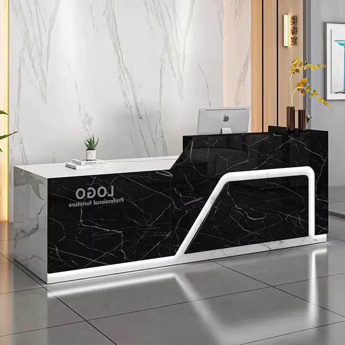 Bureau d'accueil personnalisable avec cadre en métal robuste et finition élégante pour un accueil professionnel et moderne en entreprise ou boutique