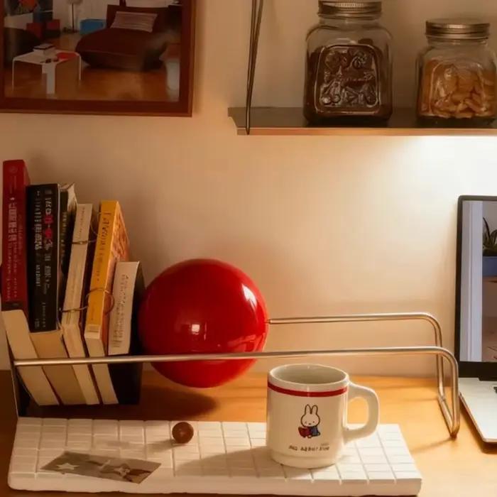 Étagère créative au design audacieux – Support de livres flottant et porte-revues de style Mid-Century Modern
