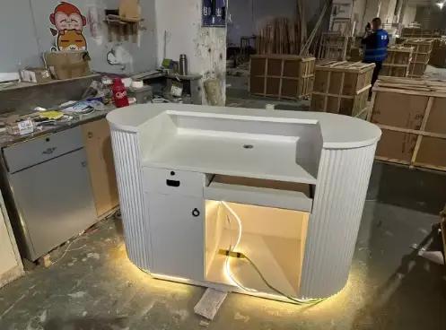 Bureau de réception moderne incurvé avec éclairage LED