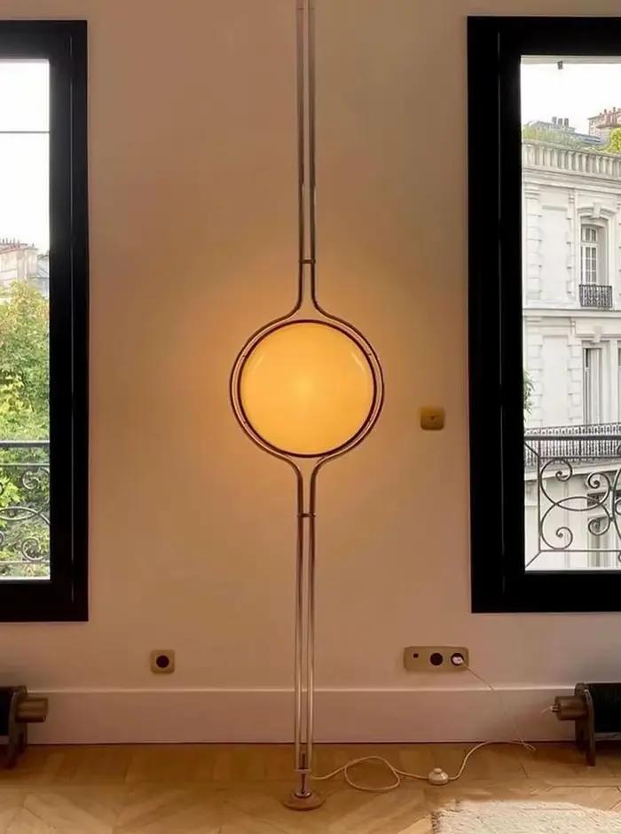 Moderne Garrault Delord lampadaire LED Chrome métal blanc acrylique boule