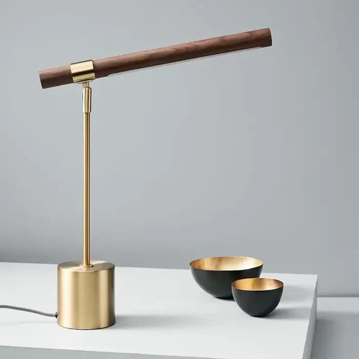 Lampe de table LED design italien moderne pour salon chambre à coucher bureau détude bois élégante à offrir pour femmes occasions spéciales