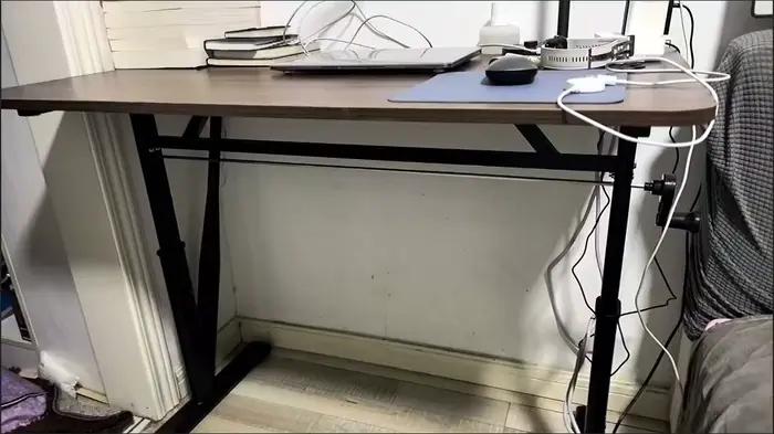 Bureau d'ordinateur moderne et simple à hauteur réglable