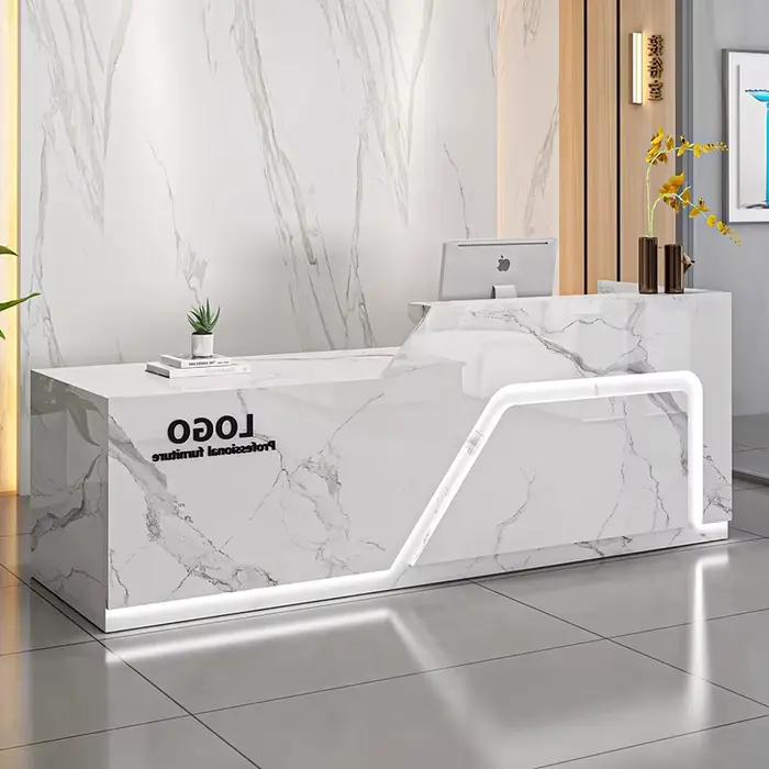 Bureau d'accueil personnalisable avec cadre en métal robuste et finition élégante pour un accueil professionnel et moderne en entreprise ou boutique