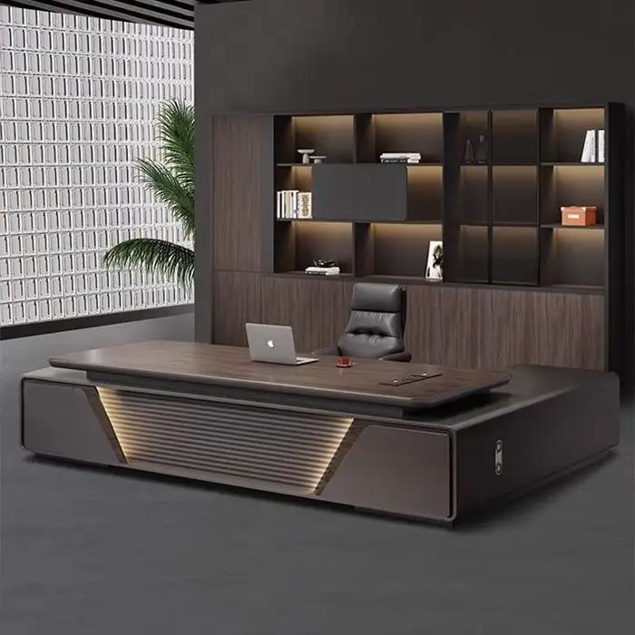 Bureau d'angle européen irrégulier de grande taille en bois