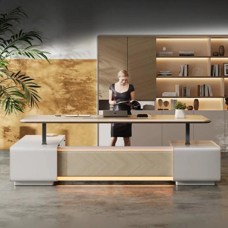 Bureau de direction moderne et élégant avec chaise