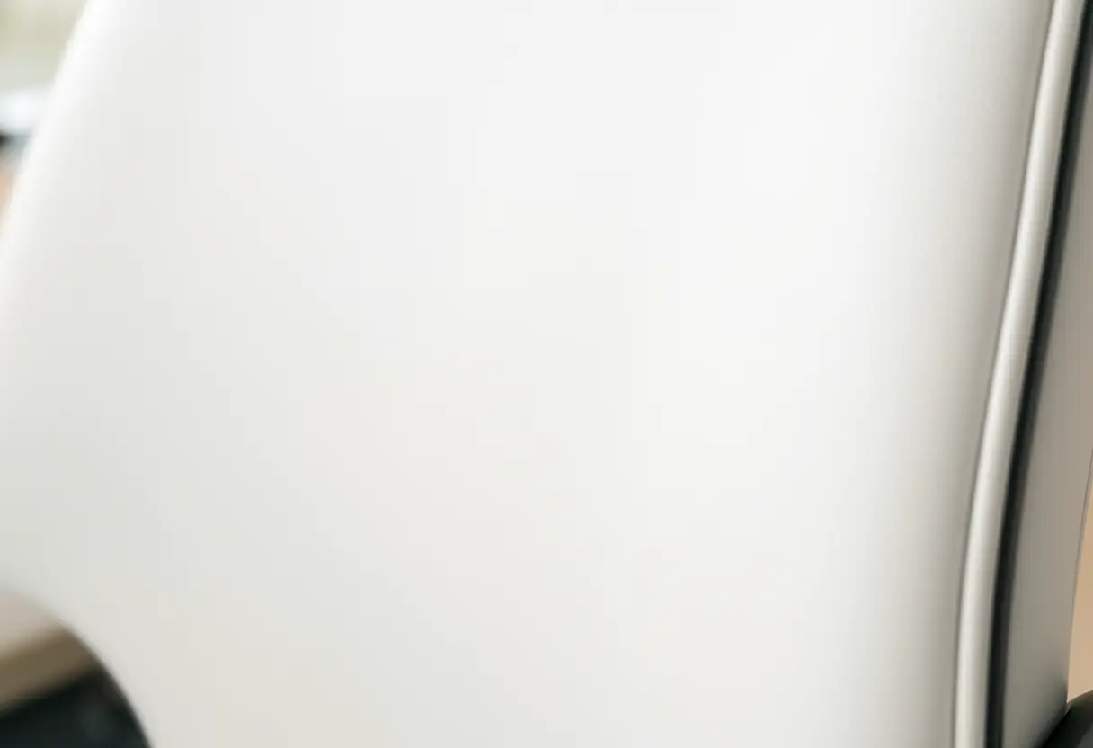 Fauteuil de bureau haut de gamme en cuir imitation blanc, soulignant la qualité de fabrication